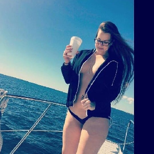 Frau mit Brille sexy auf dem Boot